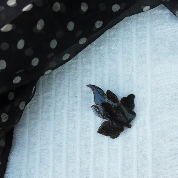 Broche feuille en cuivre émaillé vintage des années 1970 dans des tons de brun chocolat noir et noir, feuilles d'automne