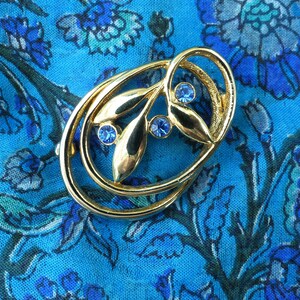 Vintage 1970s Gold-plated Blue Diamanté-studded Flower Swirl Brooch