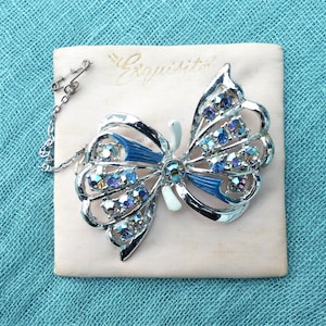 EXQUISITE Rhodinierte Schleifen- oder Schmetterlings-Brosche mit blauer kalt lackierter Emaille und blauem AB Diamanté auf Original-Karte, Vintage 1950er Jahre, BNWT
