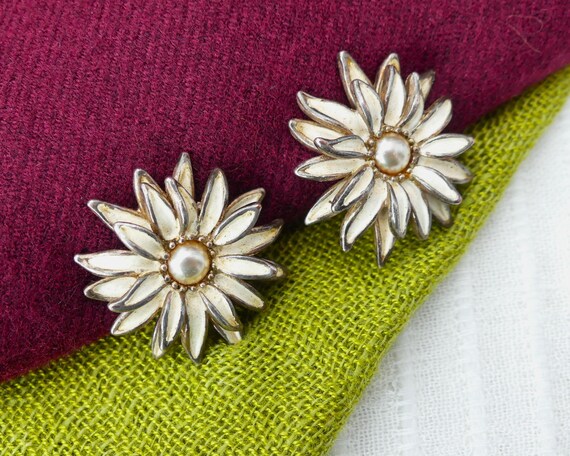 Vintage Floral Cream Clip-On Clip on Earrings s-l400.jpg main image 3