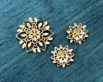 SARAH COVENTRY 1962 'peta-lure' Gold-tone Filigree Flower Brooch