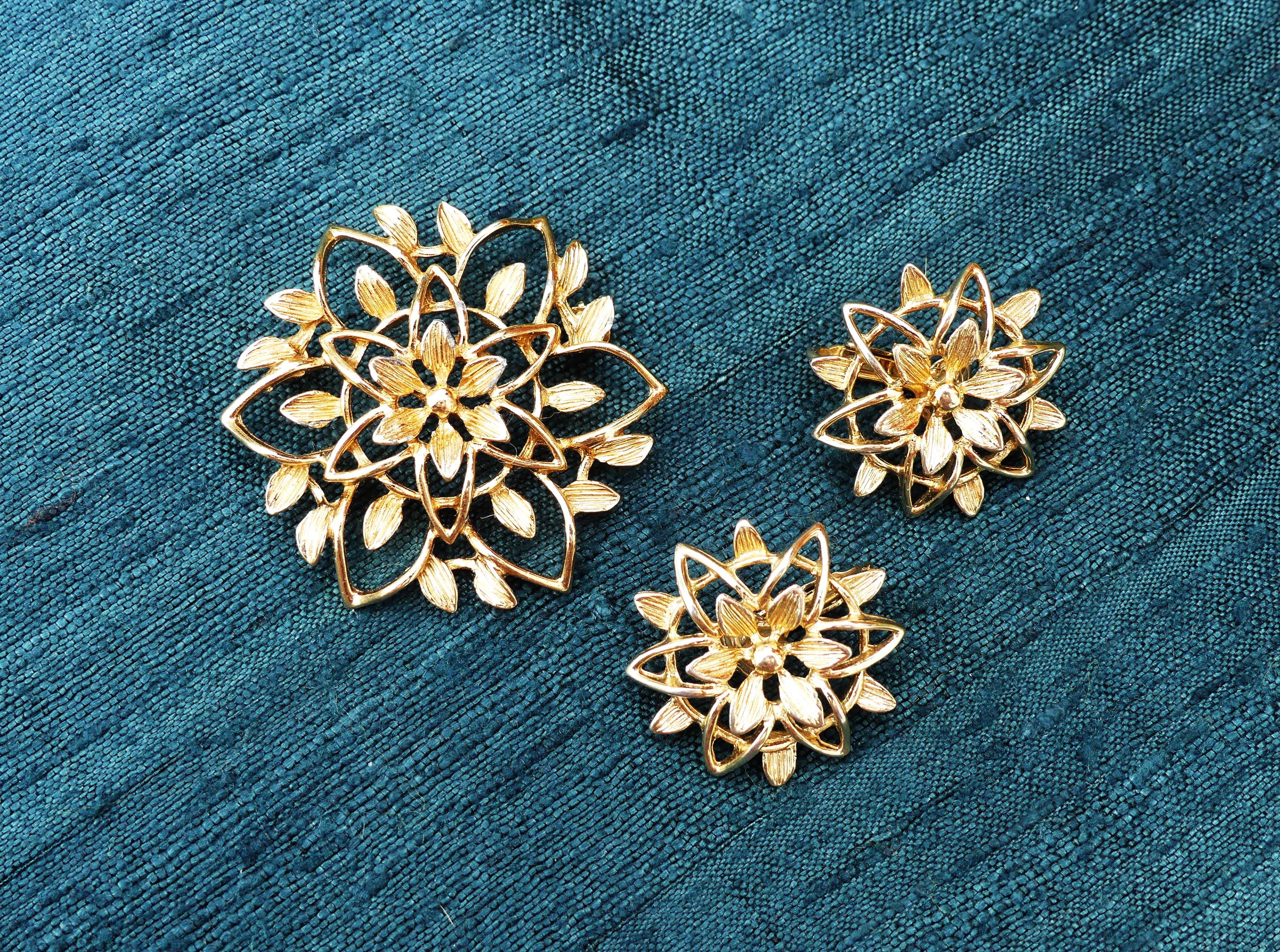 SARAH COVENTRY 1962 'peta-lure' Gold-tone Filigree Flower Brooch