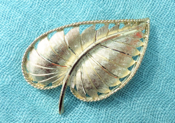 Broche Vintage Feuille Texturée Métal Doré - Alliage - Occasion