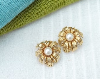 LISNER Gold-plated Faux Pearl Flower Clip-on Earrings, Vintage 1960s