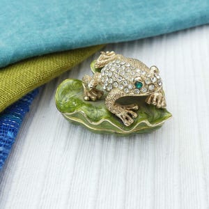 CIEL GIFTS Pot à bijoux ou pilulier avec couvercle, nénuphar en émail vert tourbillonnant avec grenouille en strass plaqué or, vintage années 2000