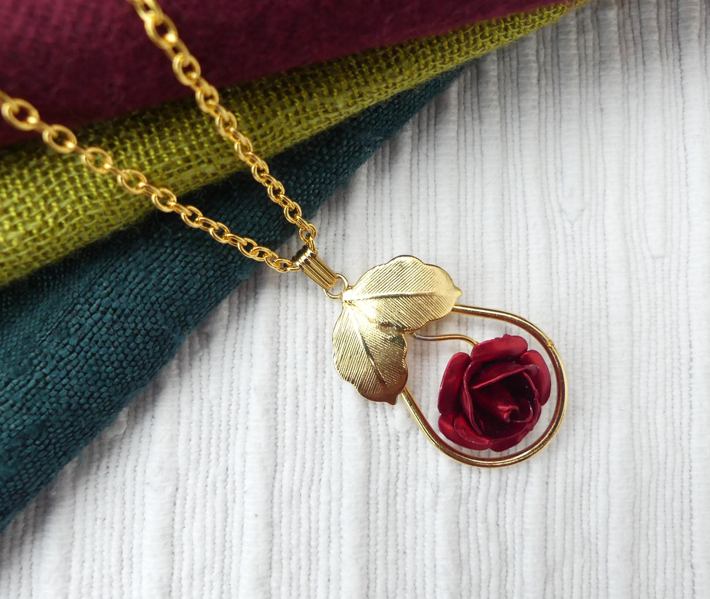 Collier Pour Femme Avec Pendentif En Métal Doré Et Petite Pierre Taillée - Marque Movitex - Occasion
