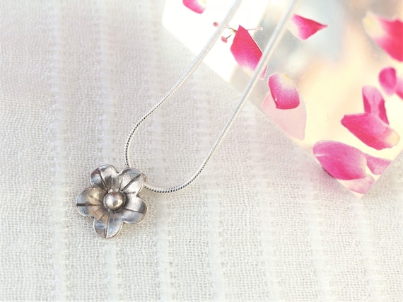 Vintage 1990s Tiny Silver-Plated Flower Pendant o… - image 9
