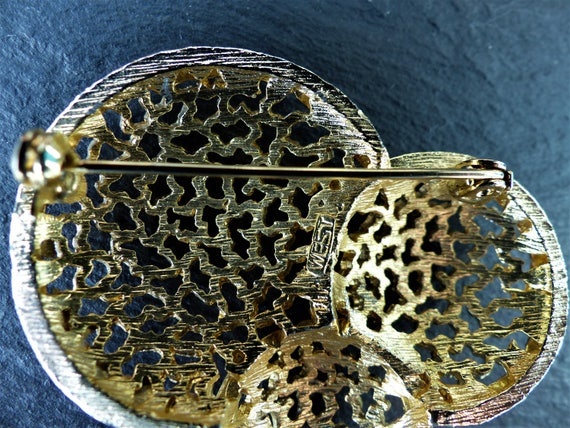 Broche Ancienne Plaque Or - Décor Royal Et Filigrane En Plastique - Occasion