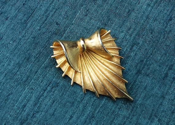 CORO Large Gold-plated Heavily Ribbed Cockle-Shel… - image 1