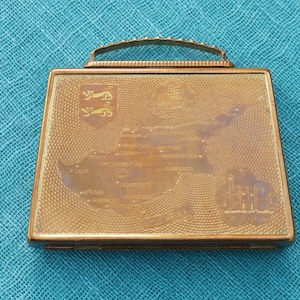 Mascot Messing Handtaschen-förmige Puderdose mit Karte vonsticker, Vintage 1950er Jahre