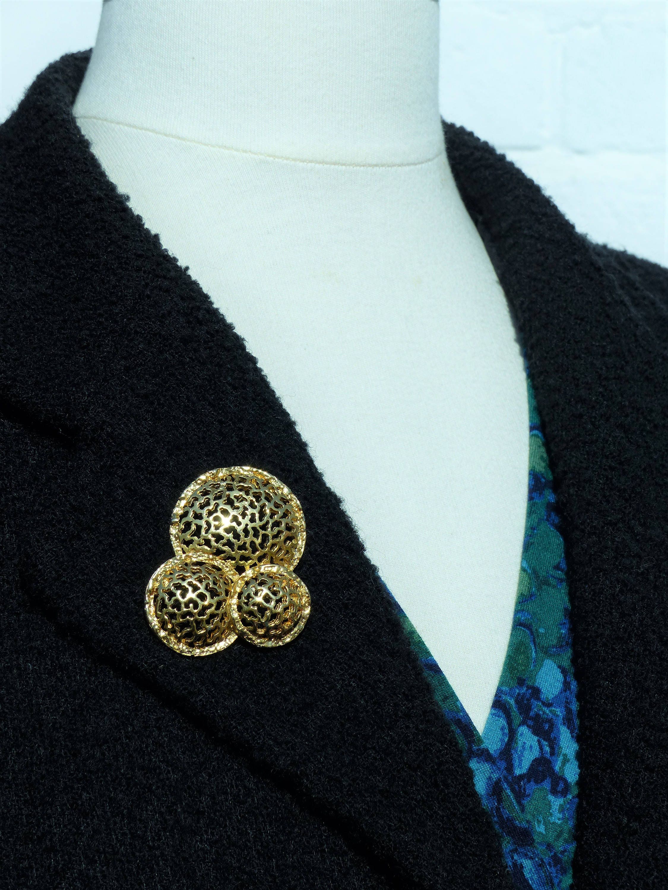 Broche Ancienne Plaque Or Décor Royal Filigrane Plastique - Occasion, Bijou Vintage