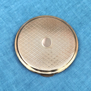 KIGU Lacquered Brass Powder Compact, Engine-Turned Diamond & Spot Pattern, Includes Sifter, Unused 1960s