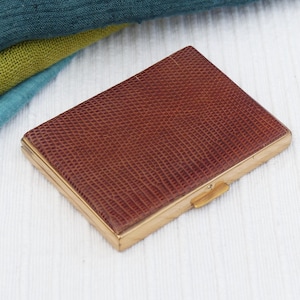 PATRYS Cipria compatta in pelle effetto serpente color castagna con setaccio originale, condizioni eccellenti, realizzata in Francia, vintage anni '40