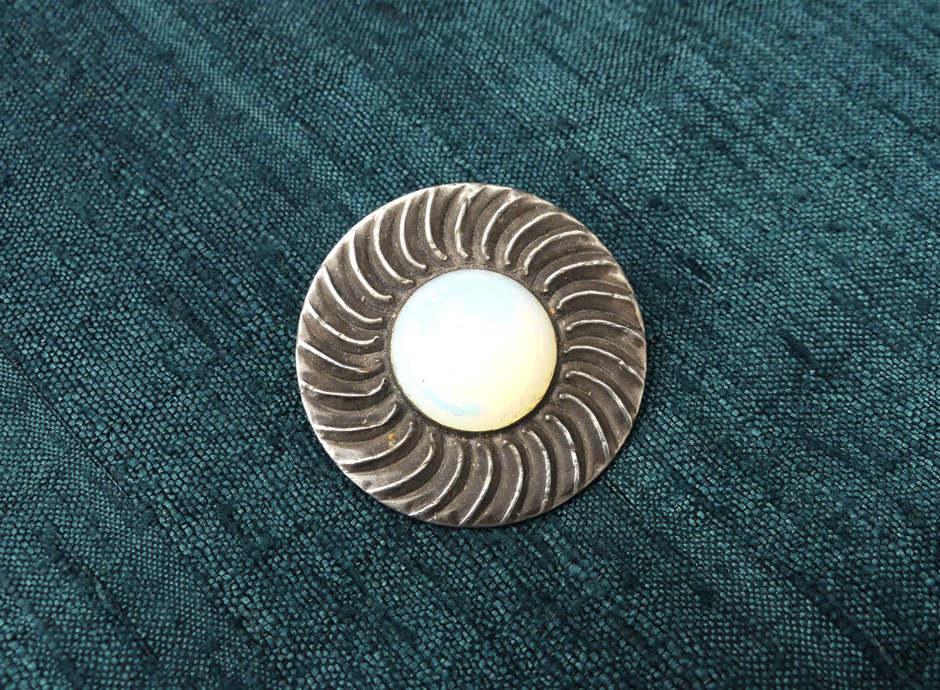 Broche Vintage Années 70/80 En étain Avec Motif Végétal Et Pâte De Verre Multicolore — Pièce Unique