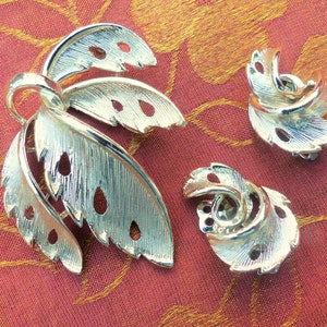 LISNER - 1960s Goldtone Leaf Brooch & Clip-on Earrings - 2 Piece Matching Demi-Parure Set