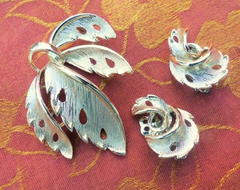 LISNER - 1960s Goldtone Leaf Brooch & Clip-on Earrings - 2 Piece Matching Demi-Parure Set