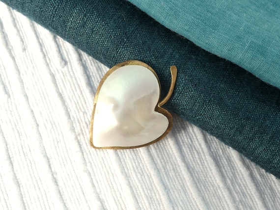 Vintage 1940s Mother-of-Pearl Shell on Brass Hear… - image 1