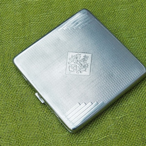 DUBARRY &#39;VANI-JACK&#39; Machine-etched Silvertone Square Powder Compact by R. Hudnut, Possibly Electro-plated, Vintage 1930s