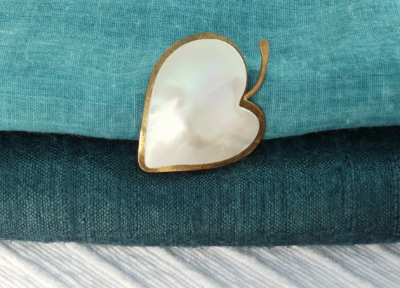 Vintage 1940s Mother-of-Pearl Shell on Brass Hear… - image 10
