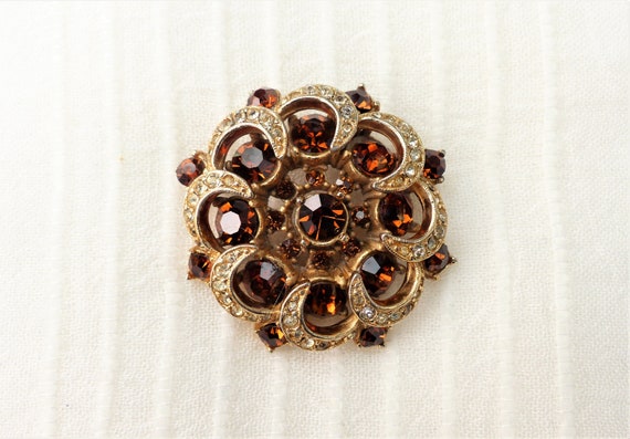 Broche Dorée Sphinx Avec Strass Rouges Et Verts - Numérotée - Vintage - Occasion Très Bon état