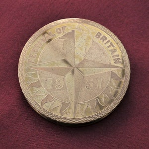 ヴィンテージ 1951 真鍮製 英国フェスティバル パウダー コンパクト、FoB ロゴ付き、オリジナルふるい付き (現状販売)