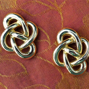 Vintage 1980s Gold-plated Quatrefoil Knot Design Stud Earrings (For Pierced Ears)