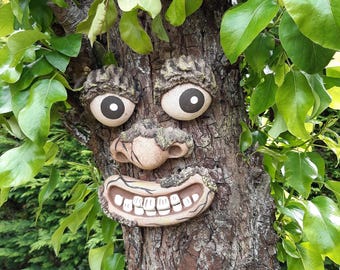 気まぐれな木の顔、屋外ガーデンオーナメント。木の男の壁面彫刻。妖精