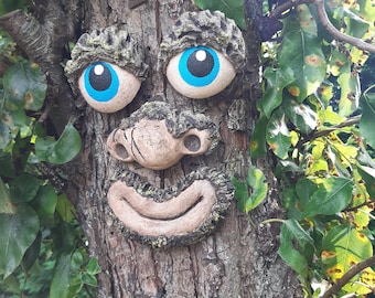 ガーナ　丸顔の太陽月　木製の顔彫刻 アートオブジェ 気まぐれな木の顔、屋外ガーデンオーナメント。木の男の壁面彫刻。妖精