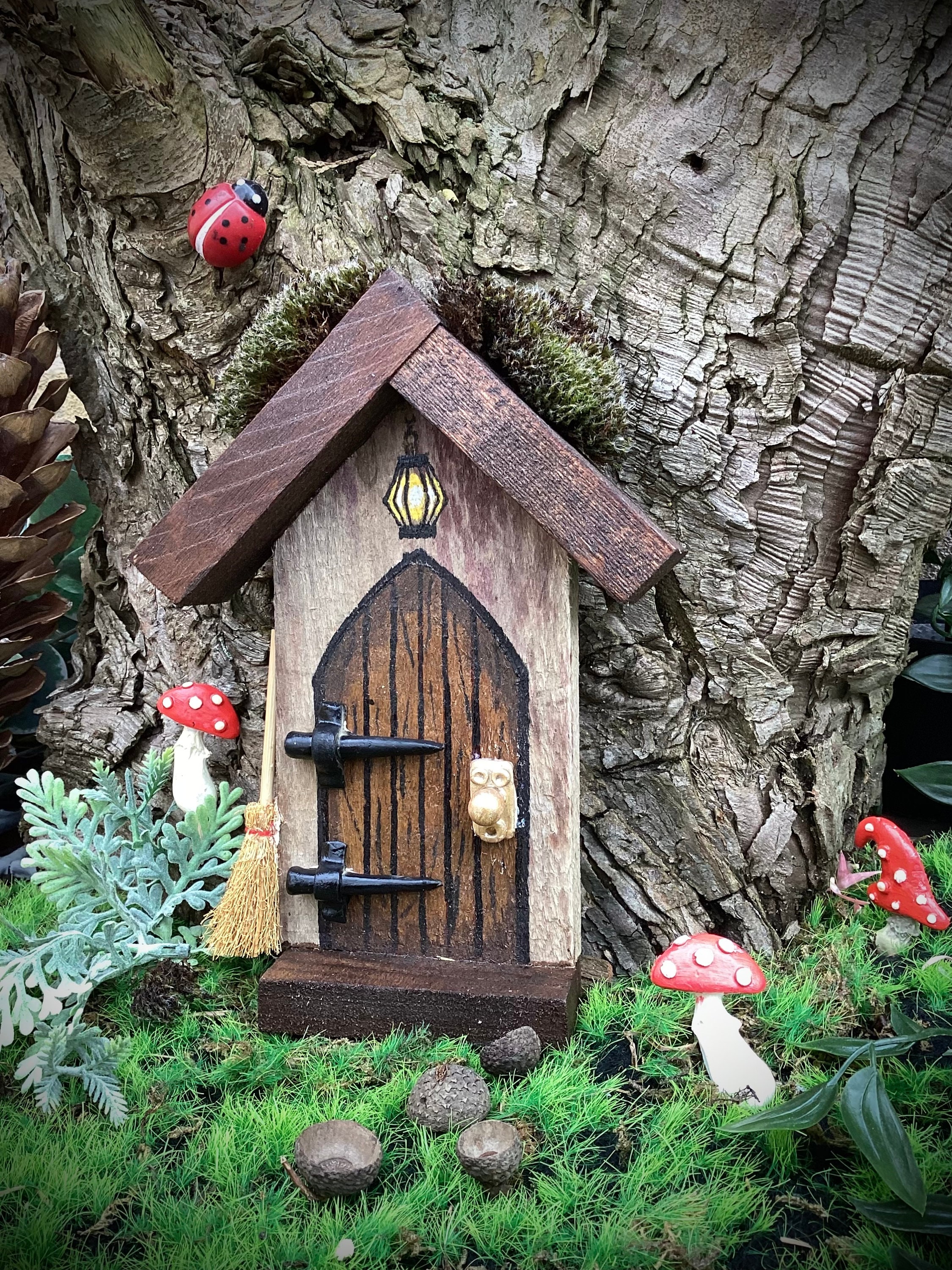 Ensemble de porte et fenêtre de fée | Fenêtre de jardin miniature avec lanterne | Résine phosphorescente pour décoration extérieure ou d'intérieur