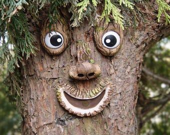 Whimsical Tree Face Decor – Handmade Smiling Garden Spirit Ornament – Woodland Fantasy Decoration
