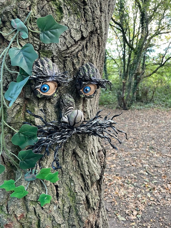 口ひげを生やした気まぐれな木の顔：面白い庭の装飾、木を愛する人への