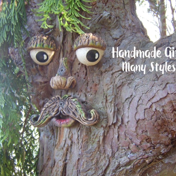 気まぐれな木の顔、屋外ガーデンオーナメント。木の男の壁面彫刻。妖精