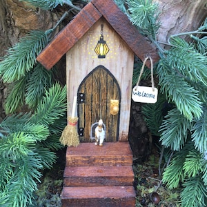 Zauberhaftes Feentürchen aus Holz. Handgemachte Miniatur-Hüttentür mit Treppe, Laterne und Willkommensschild. Ein tolles Muttertagsgeschenk.