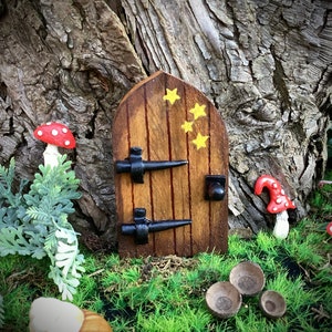4 houten rustieke sprookjesdeuren.  Rode, blauwe, bruine en gele pixiedeuren voor je sprookjestuin.  Hangende elvendeuren, gazondecoratie. Verjaardagscadeau