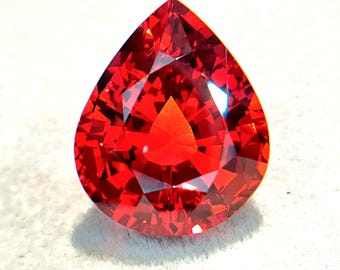 Magnífica piedra preciosa de granate espesartina natural de 27,7 ct / forma de pera, color naranja Fanta vívido, claridad impecable, única en su tipo.