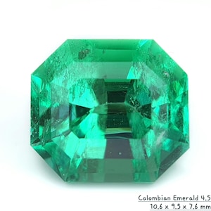Puede incluir: Una esmeralda colombiana tallada en esmeralda, de color verde intenso. La gema está facetada. El texto en la parte inferior dice "Colombian Emerald 4.51 ct 10.6 x 9.5 x 7.6 mm".