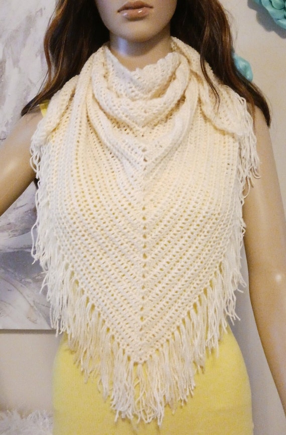 Foulard Triangle Beige Avec Finitions Crochet Ivoire – 100% Rayon, Franges Coton