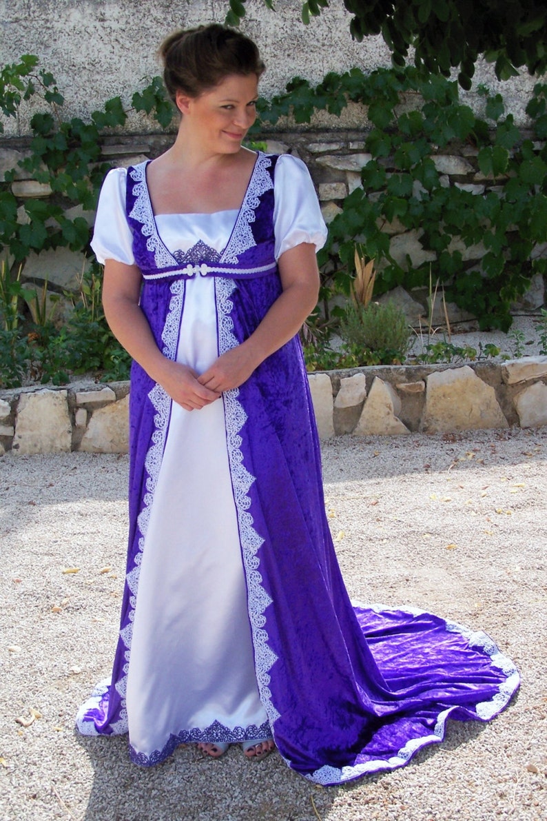 robe blanche et violette