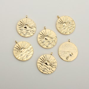 1PCS - Charme de pièce cubique Sunrise en or, pendentif de pièce Sunup cubique, médaillon en or, charme de disque vintage, charme de soleil / RF7-4G
