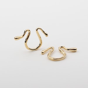 1PCS - Omega Ear Cuffs, Cartilage Ear Cuff, Dainty Ear Cuffs, Dainty Hoops, Gold Plated Earrings / I00-1G
