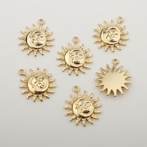 Puede incluir: Seis abalorios de sol y luna dorados con un diseño detallado. Los abalorios tienen un bucle en la parte superior para sujetarlos a joyas u otras manualidades.