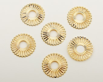1PCS - Gold Wheel Frame Charm, Gold Round Hole Pendant, Geometric Pattern Coin Charm, Engraved Wheel Pendant / MQ7-9G