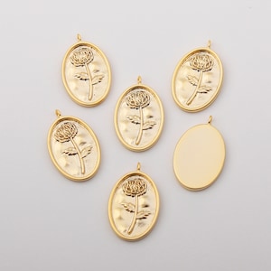 1PCS - Matt Gold Chrysanths Charm Pendant, Chrysanthemum Flower Jewelry, Chasing Floral Charms, Small Wild Flower Pendant / AF0-4G