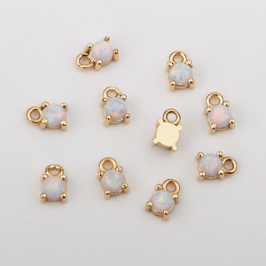 Puede incluir: Diez abalorios dorados con piedras de ópalo blanco. Cada abalorio tiene un pequeño bucle para sujetarlo a joyas.