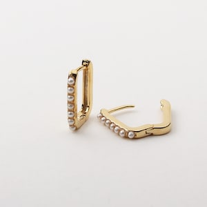 1PAIR - 1.8mm Thick Gold Rectangle Seven Pearls Leverback Earrings, Huggie Hoops Earrings, One Touch Hoop Post Earrings / I01-3G