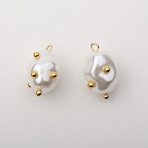 1PCS - Dainty Elliptical Sphere Pearl Charms, White Pearl Gold Pointed Charm, Dangling Pearl Pendant / KV9-1G