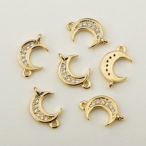 Puede incluir: Seis abalorios de media luna de color dorado con detalles de cristal transparente. Cada abalorio tiene un bucle a cada lado para sujetarlo a joyas.