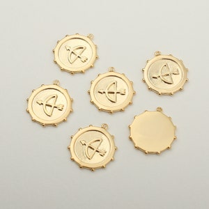 1PCS - Matt Gold Bow and Arrow Round Pendant, Cupids Arrows Charm, Bow Arrow, Voyage Pendant / RF8-7G