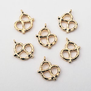 1PCS - Mini Pretzel Charm, Pretzel Knot Pendant, Bracelet Earrings Charm, Pretzel Meringue Cookie Connector / MQ6-6G