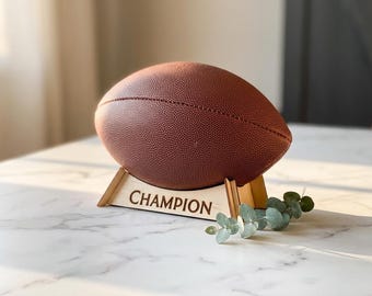 Voetbalstandaard gesneden SVG-bestand voor Glowforge Trophy voor voetbal met officiële afmetingen 3 mm 1/8e multiplex displaystandaard voor voetballer cadeau